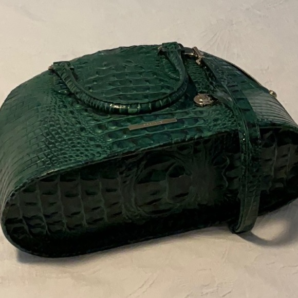 Elegant Green Crocodile-Embossed Handbag - Picture 2 of 5